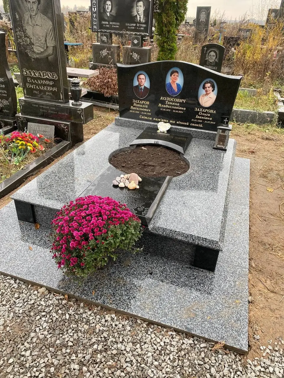 Виконаний сімейний меморіальний комплекс із чорного та сірого граніту