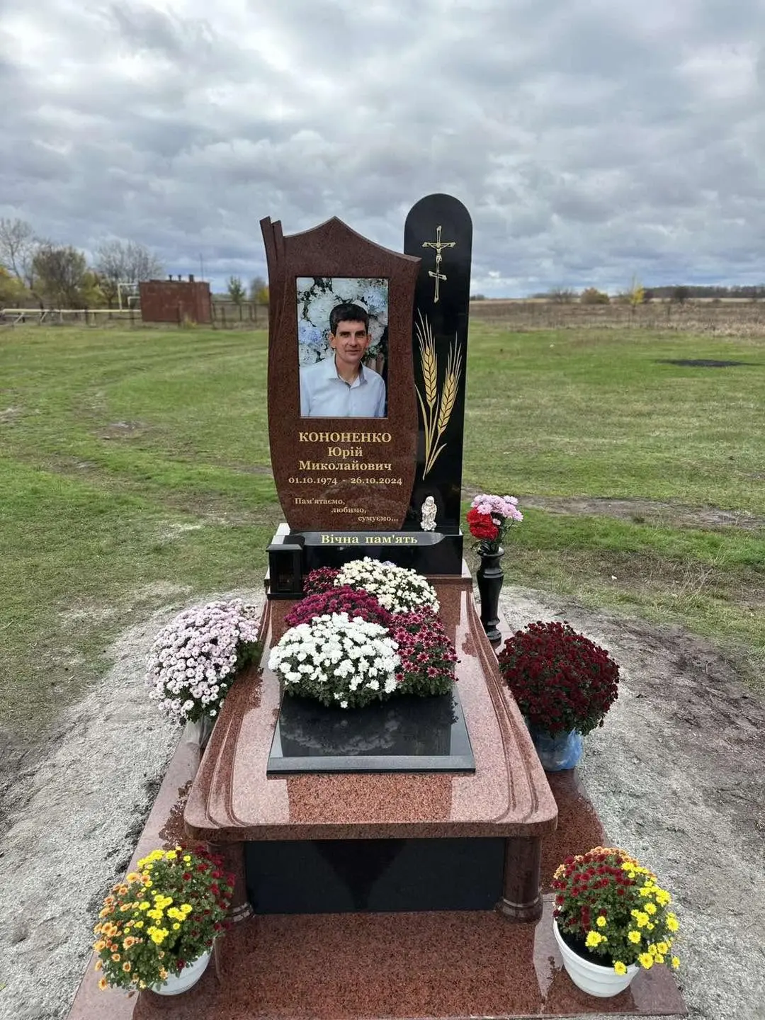 Виконаний одинарний пам’ятник із червоного та чорного граніту